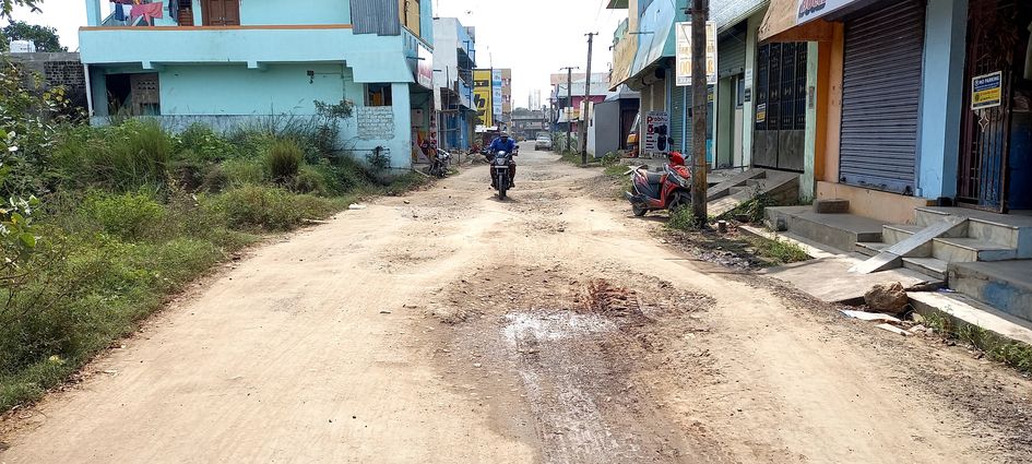 குண்டும் குழியுமான சாலை