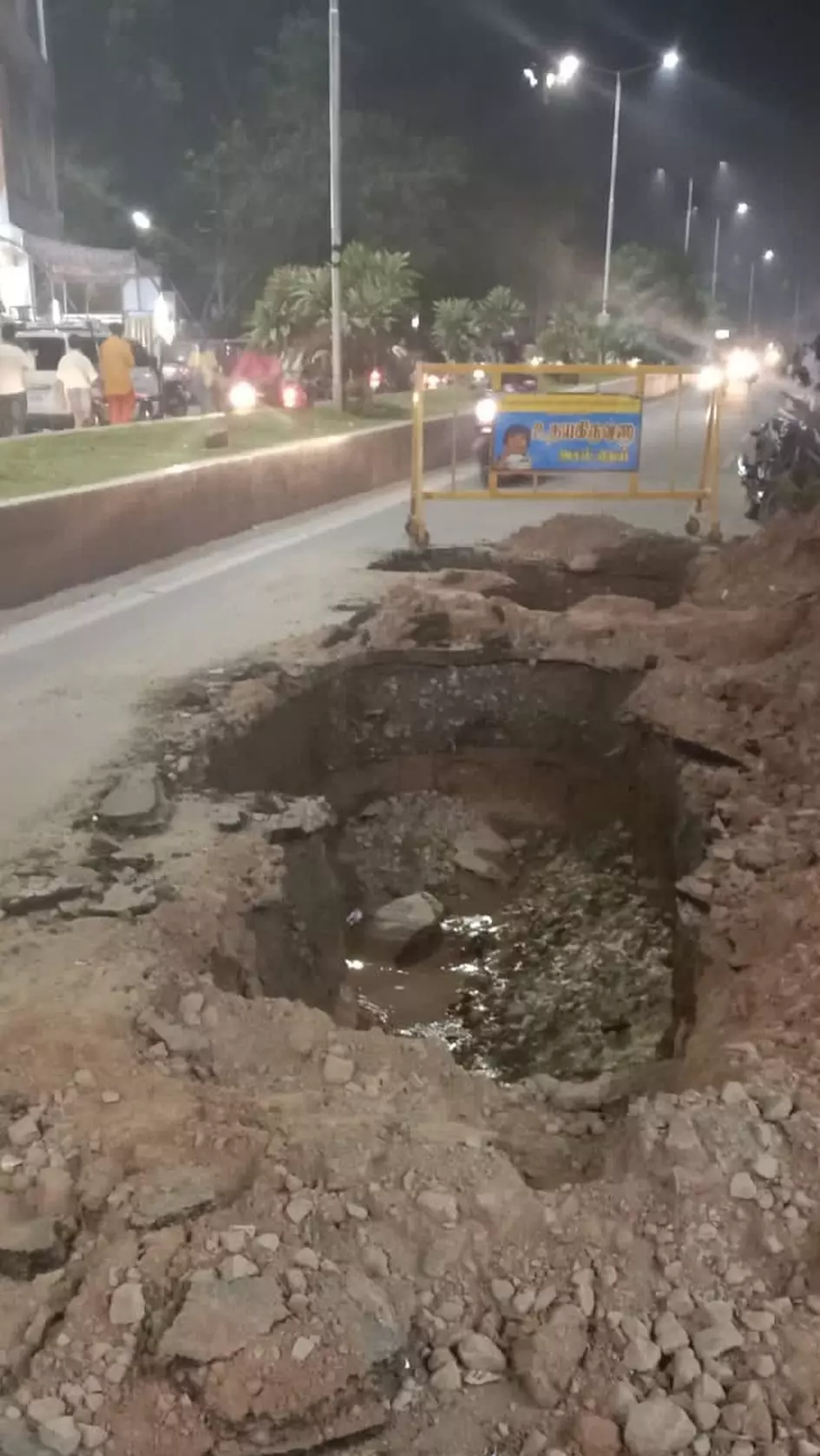 விபத்தை ஏற்படுத்தும் பள்ளம்