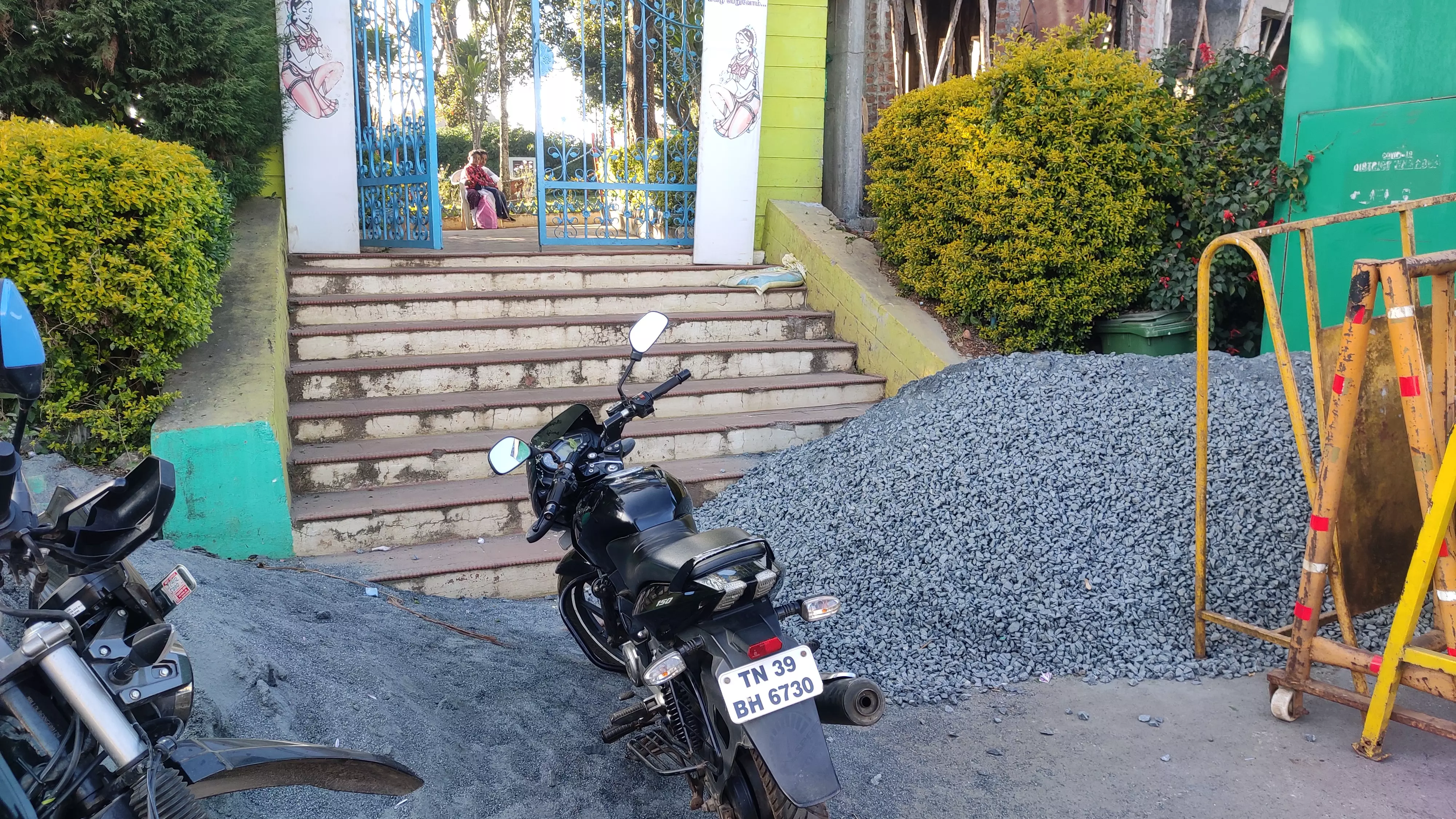 நுழைவு வாயில் முன் கட்டுமான பொருட்கள்