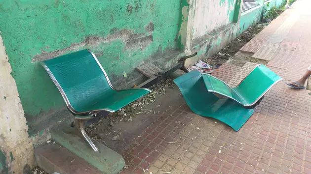 நாற்காலிகள் சேதம்