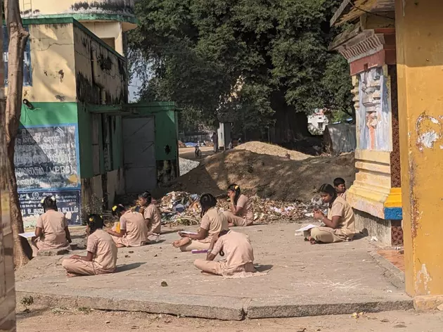 கூடுதல் வகுப்பறைகள் கட்டித்தர வேண்டும் கூடுதல் வகுப்பறைகள் கட்டித்தர வேண்டும்