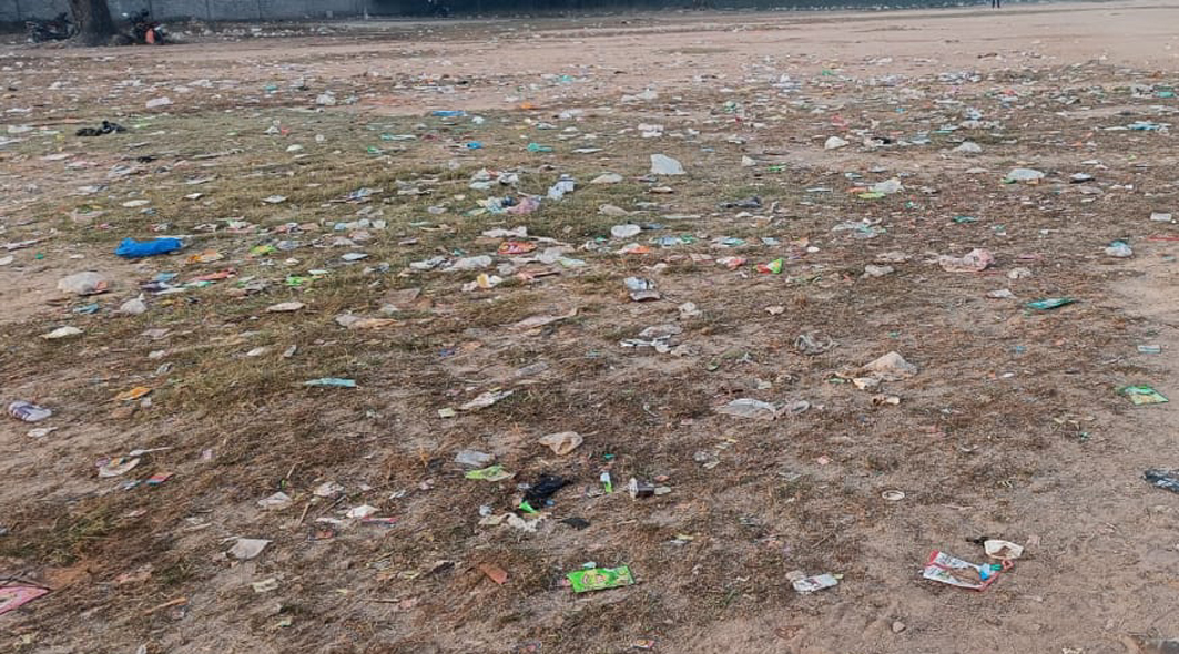 குப்பை மேடாக மாறிய மைதானம்