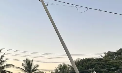 சாய்ந்து விழும் நிலையில் மின்கம்பம் சாய்ந்து விழும் நிலையில் மின்கம்பம்