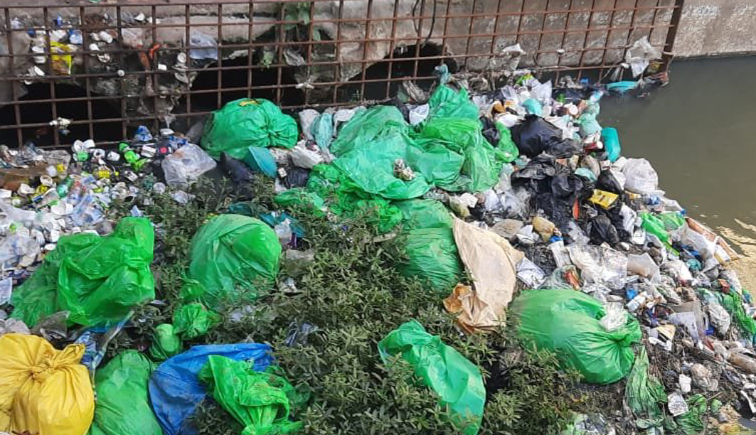 ராஜகால்வாயில் குவிந்து கிடக்கும் குப்பைகள் ராஜகால்வாயில் குவிந்து கிடக்கும் குப்பைகள்