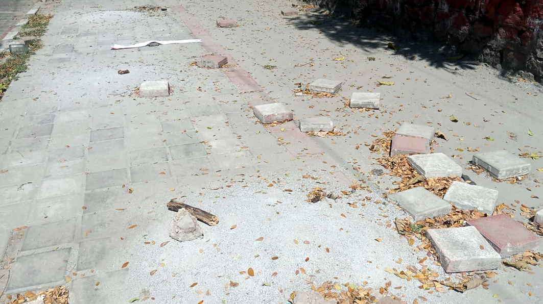 நடைபாதையின் மோசமான நிலை