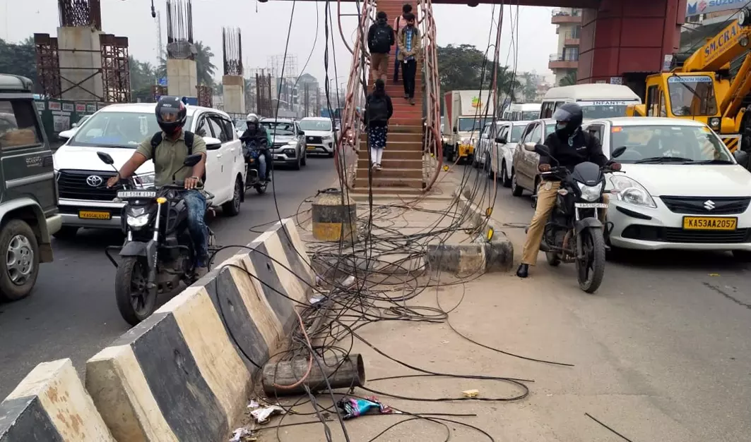 அறுந்து தொங்கும் மின்வயர்களால் ஆபத்து அறுந்து தொங்கும் மின்வயர்களால் ஆபத்து