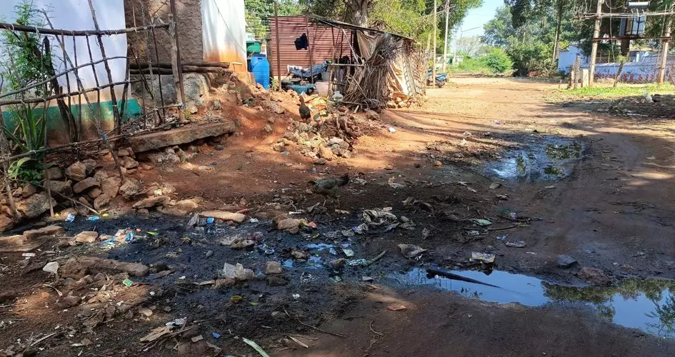 தெருவில் தேங்கும் கழிவுநீர்