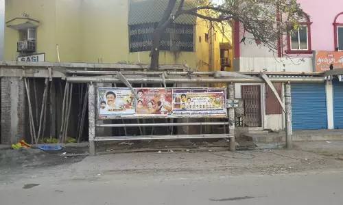 சேதமடைந்த நிழற்குடை