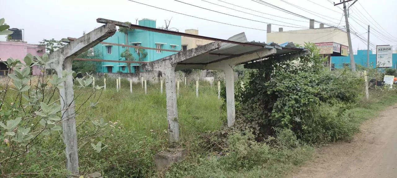 சேதமடைந்த நிழற்குடையால் பயணிகள் அவதி சேதமடைந்த நிழற்குடையால் பயணிகள் அவதி