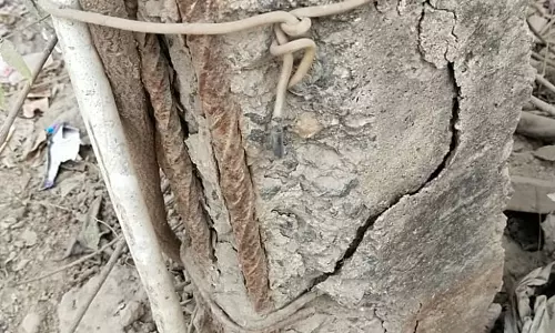 ஆபத்தான மின்கம்பம் அகற்றப்படுமா? ஆபத்தான மின்கம்பம் அகற்றப்படுமா?