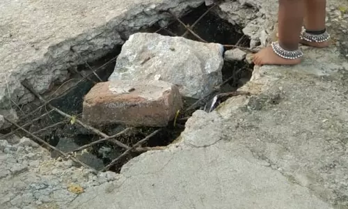 ஓட்டை விழுந்த வாறுகால் பாலம்