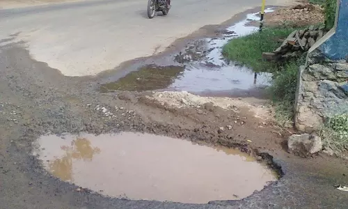 குழாய் உடைப்பால் வீணாகும் குடிநீர்