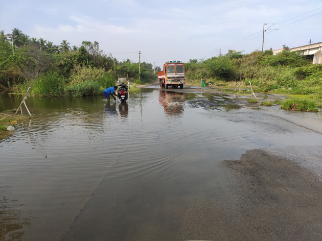 சாலையில் ஓடும் தண்ணீர்