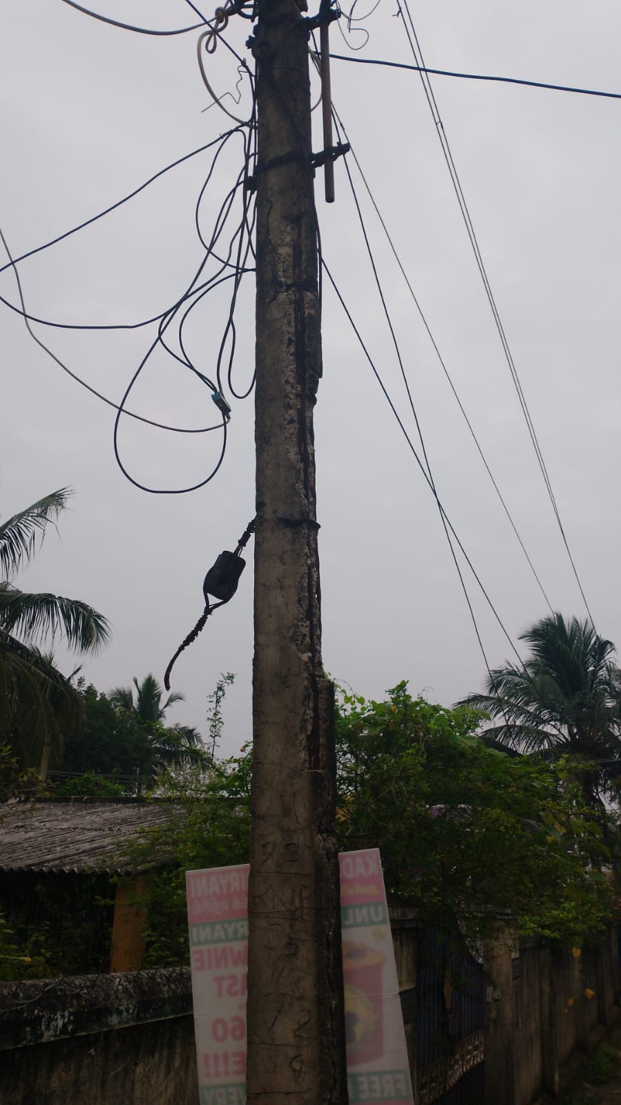 சேதமடைந்த மின்கம்பம்