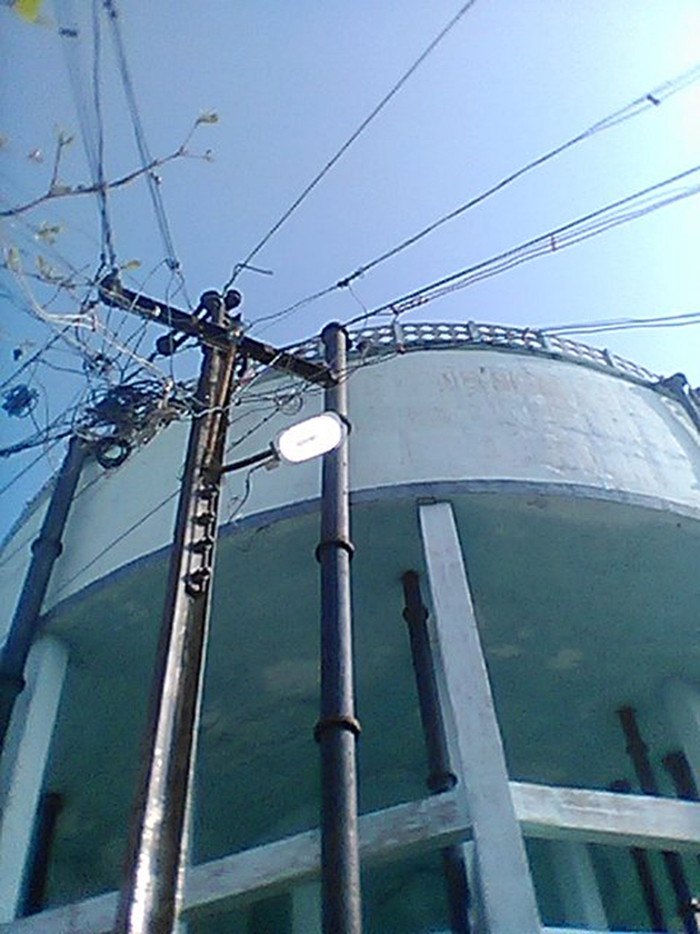 பகலில் எரியும் மின்விளக்கு