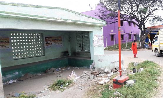 சமூக விரோத கூடாரமாக மாறிய பஸ் நிறுத்தம் சமூக விரோத கூடாரமாக மாறிய பஸ் நிறுத்தம்
