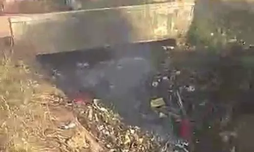 வாய்க்காலில் கொட்டப்படும் கழிவுகள்