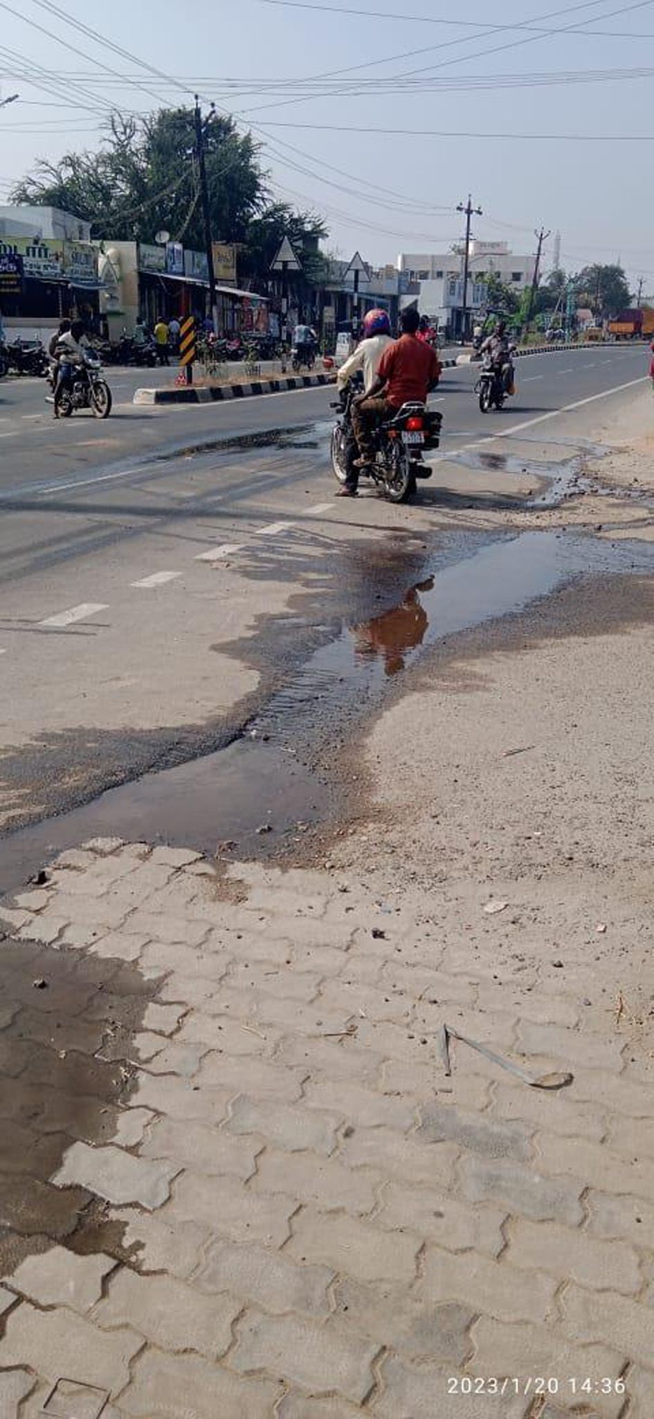 சாலையில் தேங்கும் குடிநீர் சாலையில் தேங்கும் குடிநீர்