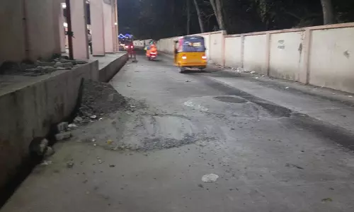 சாலையை உயர்த்தி அமைக்க வேண்டும் சாலையை உயர்த்தி அமைக்க வேண்டும்