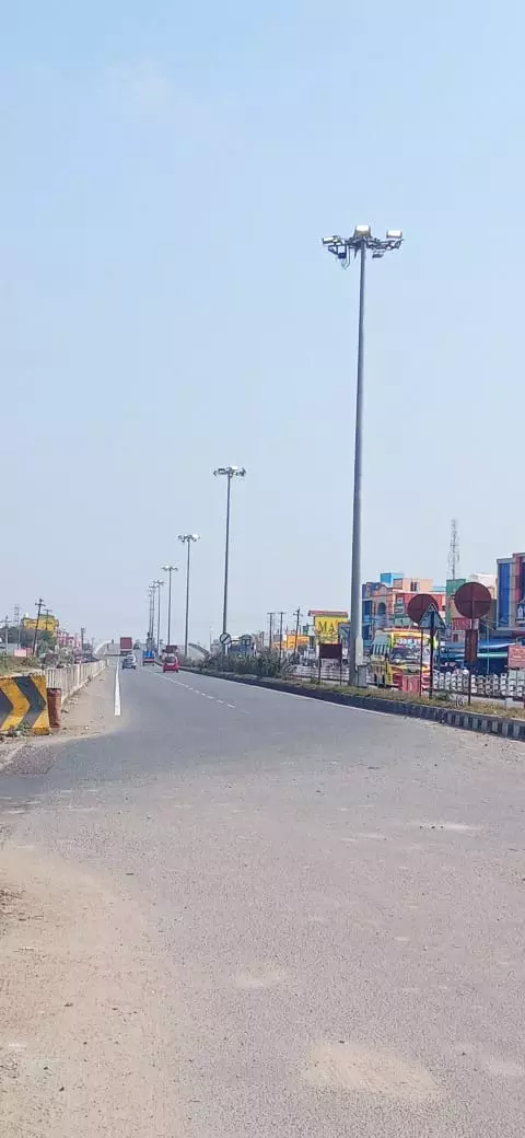 பகலில் எரியும் உயர் கோபுர மின்விளக்கு பகலில் எரியும் உயர் கோபுர மின்விளக்கு