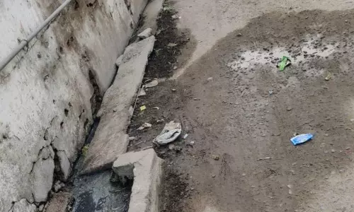 சாலையில் வழிந்தோடும் கழிவுநீர் சாலையில் வழிந்தோடும் கழிவுநீர்