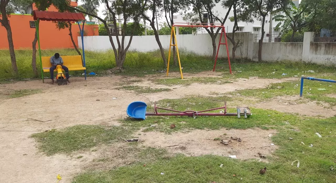 பூங்காவில் விளையாட்டு உபகரணங்கள் சேதம் பூங்காவில் விளையாட்டு உபகரணங்கள் சேதம்