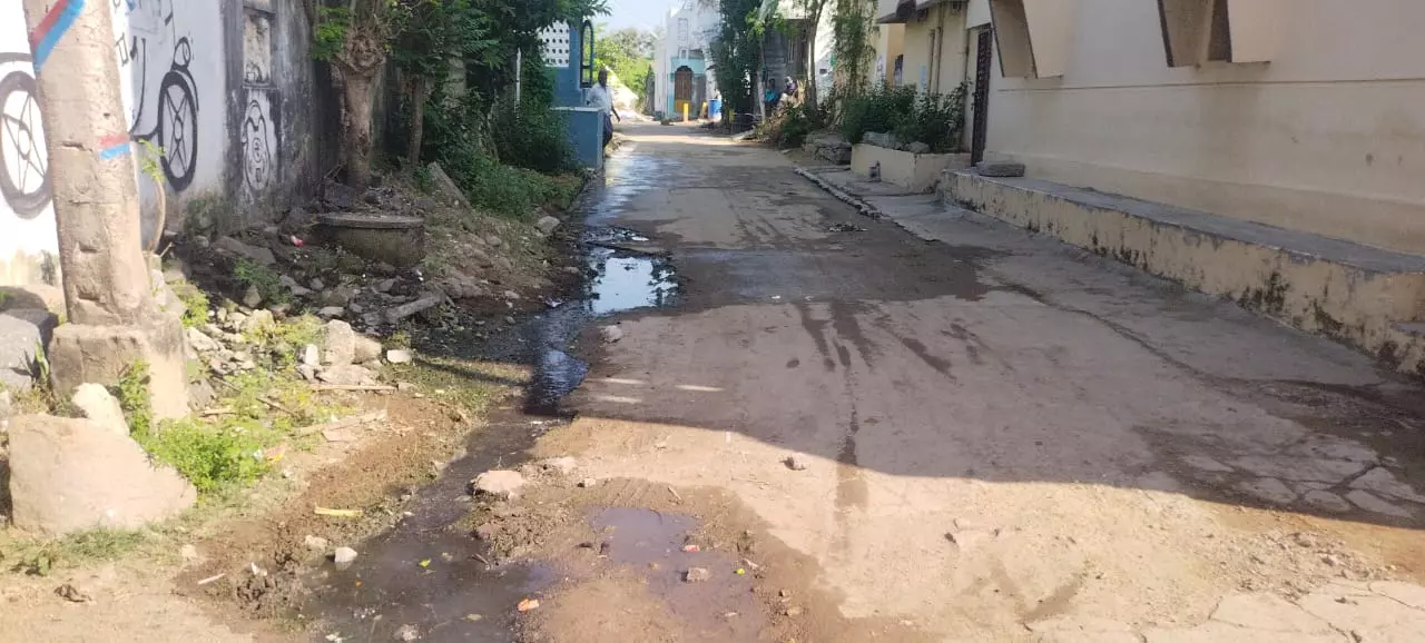தெருவில் வழிந்தோடும் கழிவுநீர் தெருவில் வழிந்தோடும் கழிவுநீர்