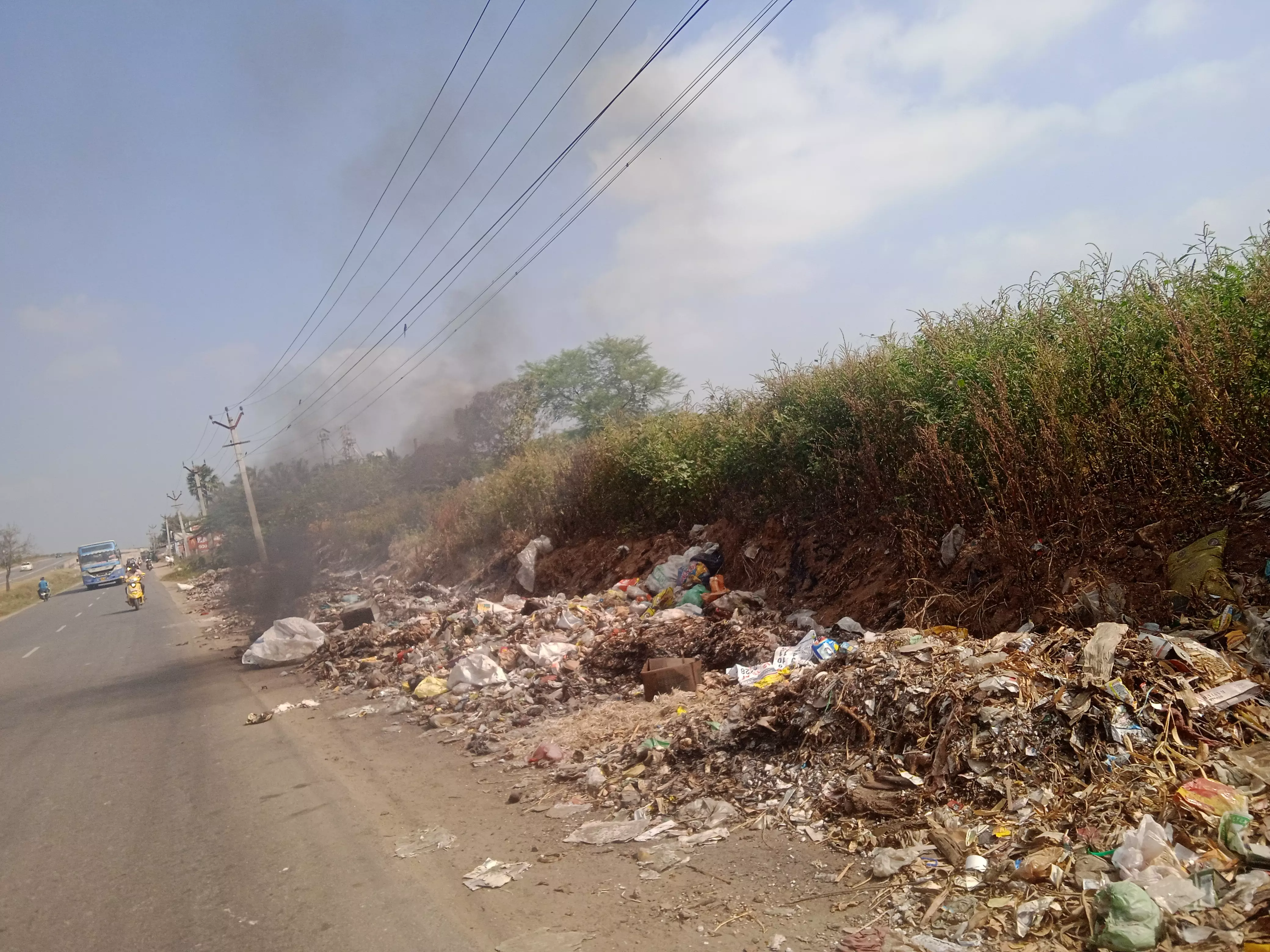 குப்பைகளை எரிப்பதால் அவதி குப்பைகளை எரிப்பதால் அவதி