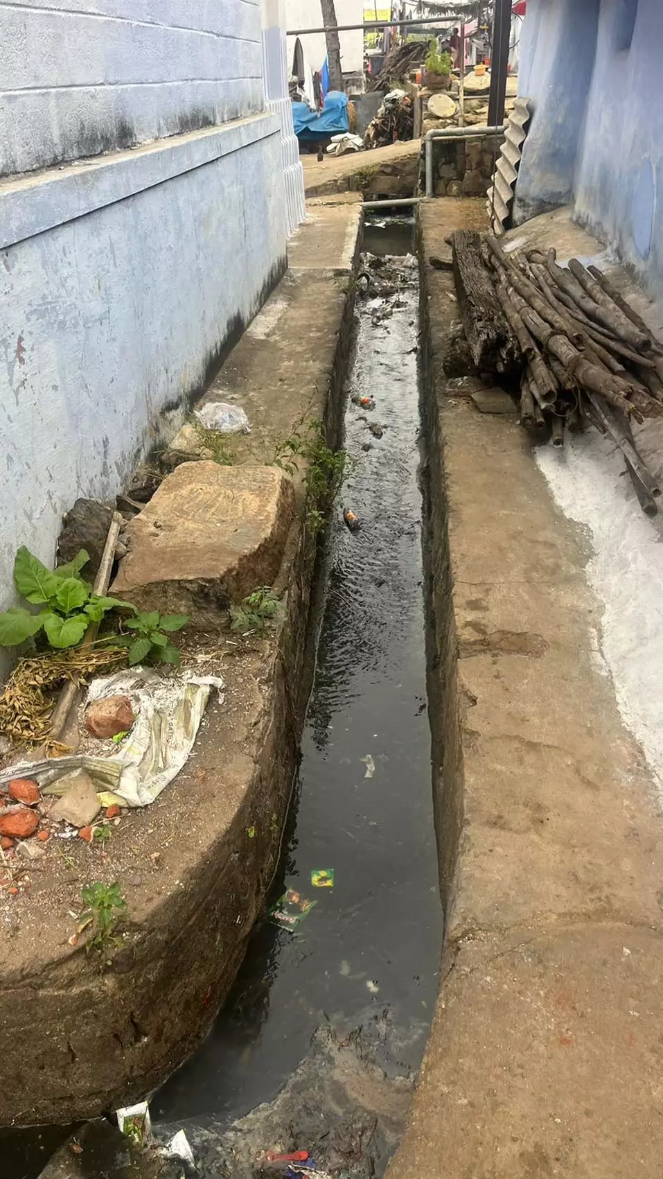 தேங்கும் கழிவுநீர் தேங்கும் கழிவுநீர்