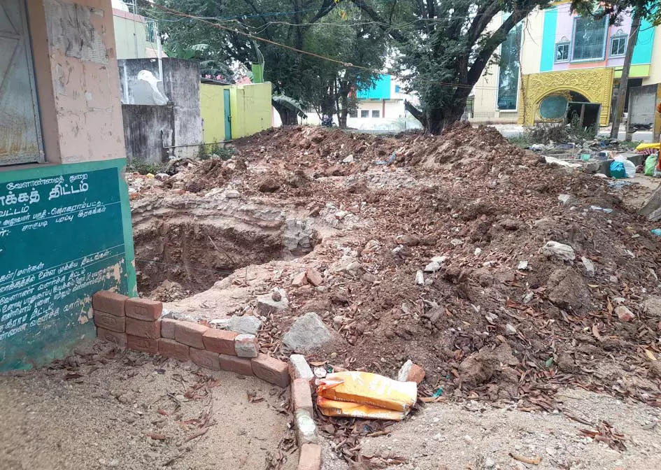 கிடப்பில் போடப்பட்ட ரேஷன்கடை கட்டும் பணி கிடப்பில் போடப்பட்ட ரேஷன்கடை கட்டும் பணி