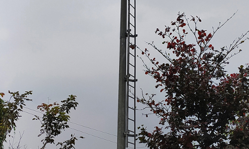 பழுதான உயர் கோபுர மின் விளக்கு பழுதான உயர் கோபுர மின் விளக்கு