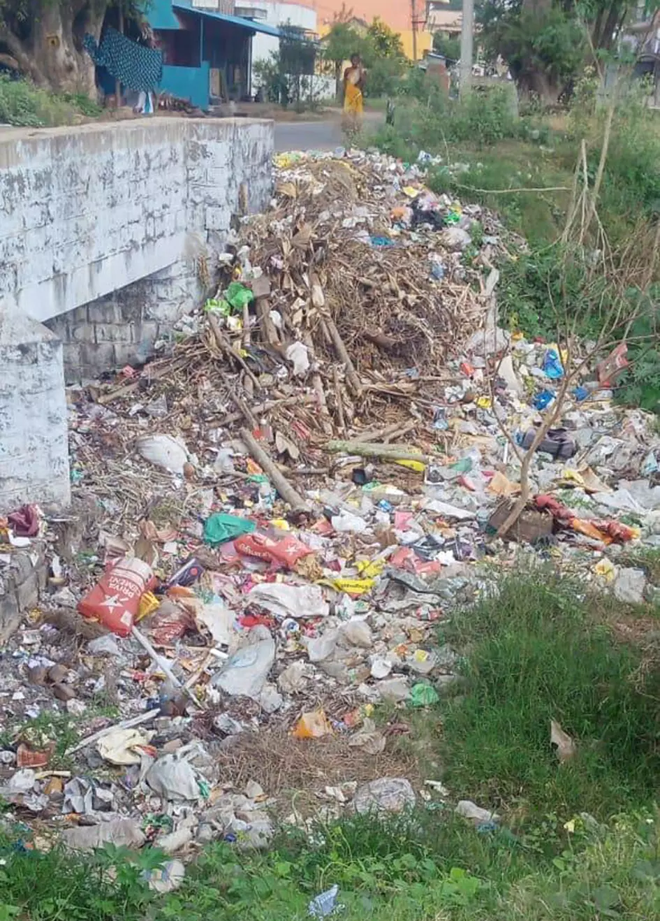 பாலத்தின் அடியில் கோழிக்கழிவுகள் கொட்டும் அவலம் பாலத்தின் அடியில் கோழிக்கழிவுகள் கொட்டும் அவலம்