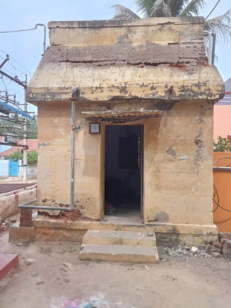 சேதமடைந்த குடிநீர் தொட்டி சேதமடைந்த குடிநீர் தொட்டி