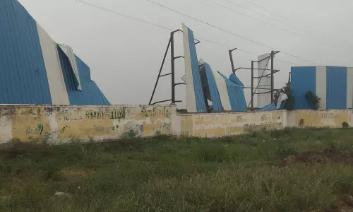 சேதமடைந்த தடுப்புகள் சேதமடைந்த தடுப்புகள்