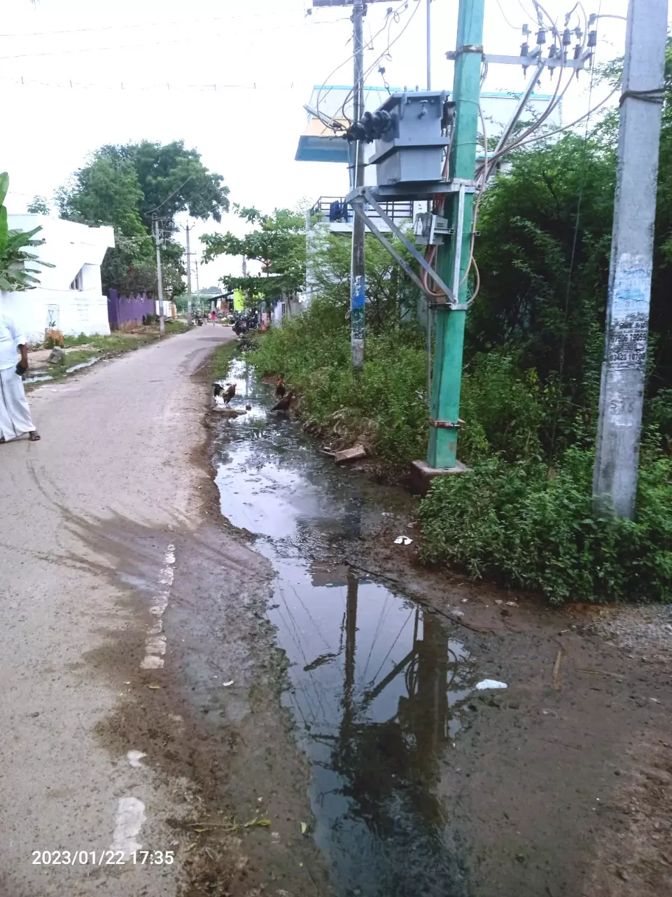 சாலையோரம் தேங்கும் கழிவுநீர்