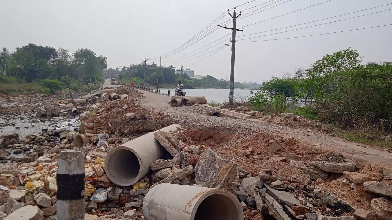 சேதமடைந்த பாலம் சேதமடைந்த பாலம்