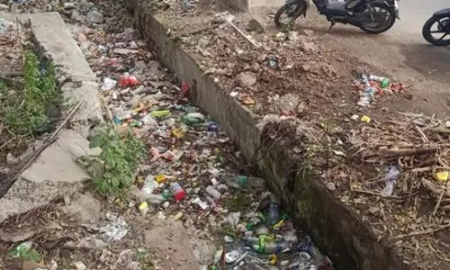 சாக்கடையில் கழிவுநீர் மற்றும் குப்பைகள் சாக்கடையில் கழிவுநீர் மற்றும் குப்பைகள்