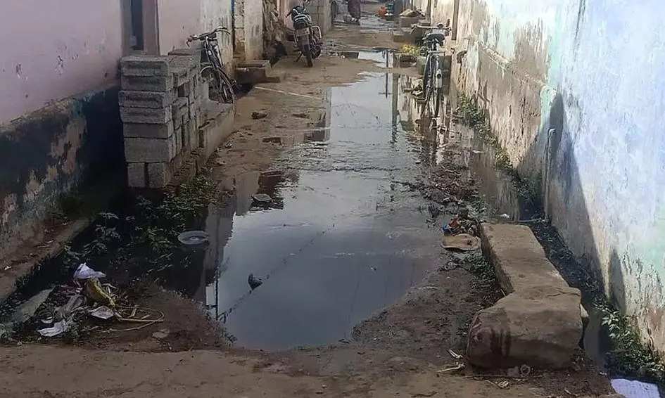 சாலையில் கழிவுநீர் தேங்கி நிற்கிறது சாலையில் கழிவுநீர் தேங்கி நிற்கிறது