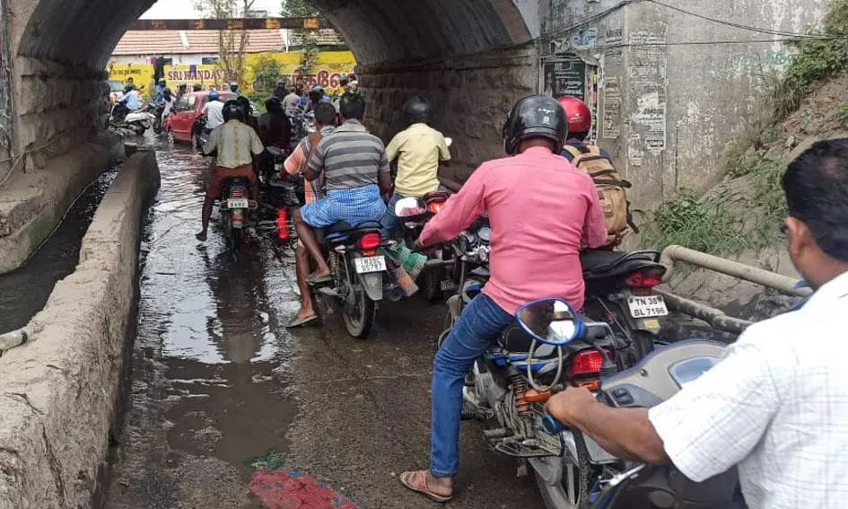 சாலையில் ஓடும் கழிவுநீர் சாலையில் ஓடும் கழிவுநீர்