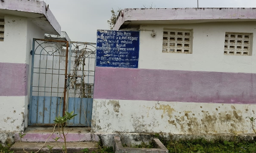 பாழடைந்து கிடக்கும் மகளிர் கழிப்பறை கட்டிடம் பாழடைந்து கிடக்கும் மகளிர் கழிப்பறை கட்டிடம்