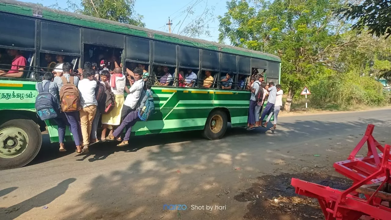 ஆபத்தான முறையில் பயணம்