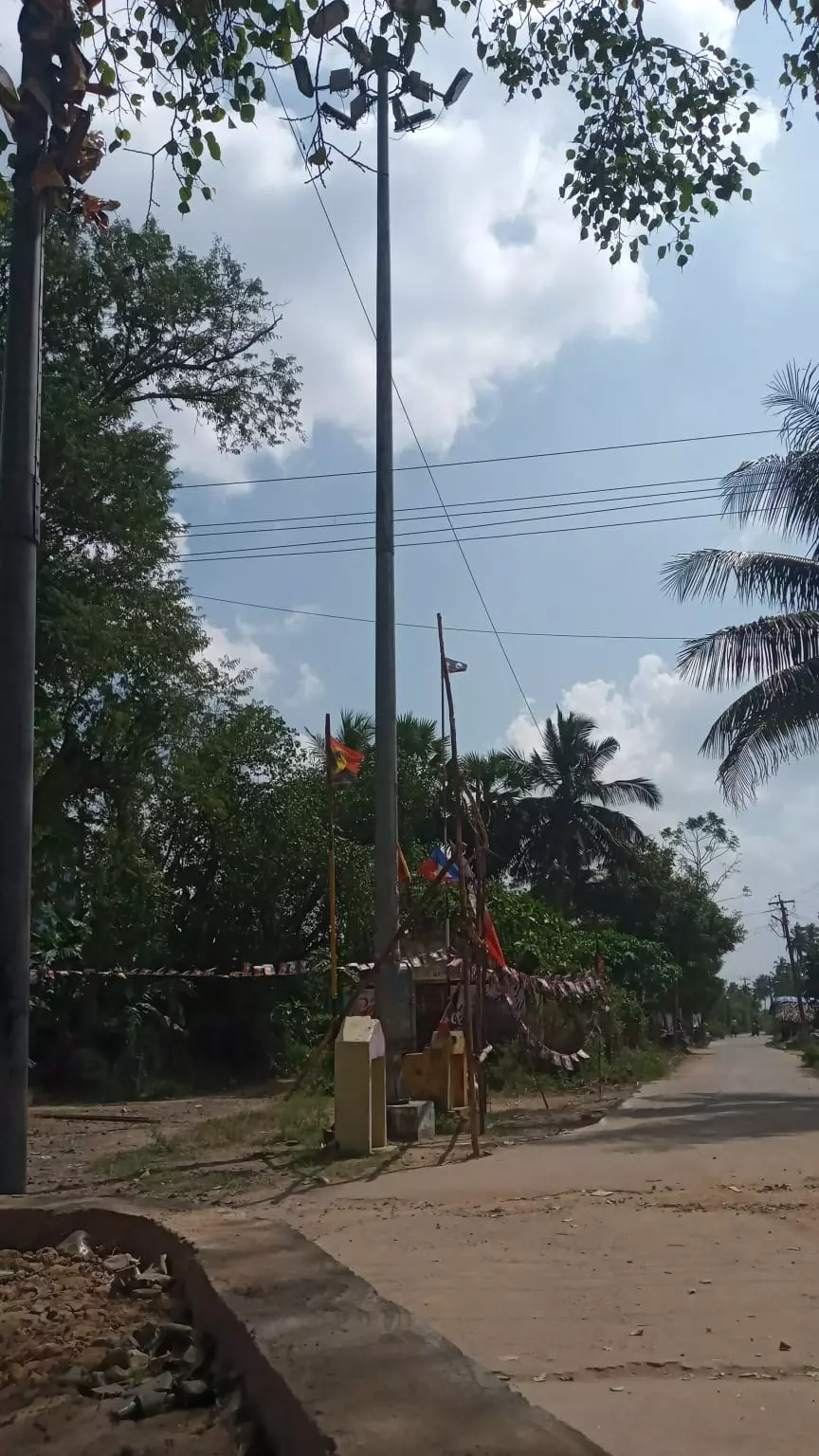 எரியாத உயர்கோபுர மின்விளக்குகள் எரியாத உயர்கோபுர மின்விளக்குகள்