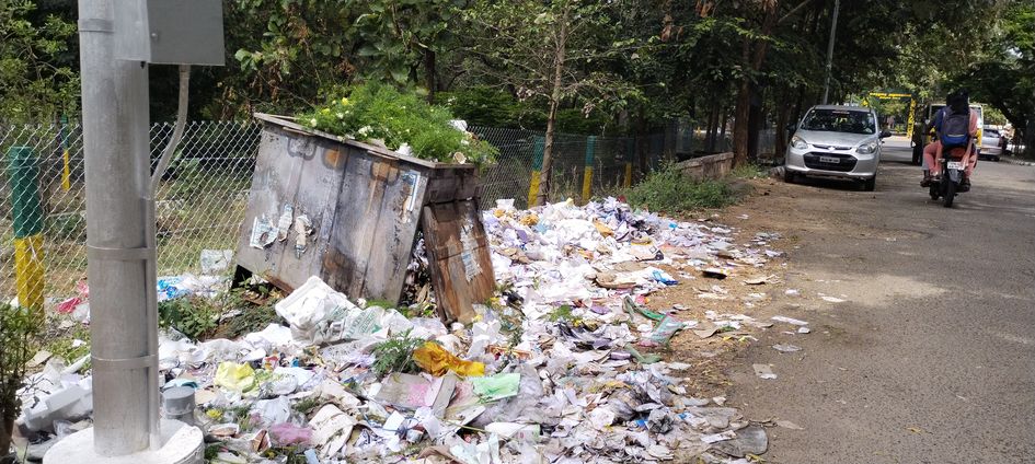 அள்ளப்படாத குப்பைகள் அள்ளப்படாத குப்பைகள்