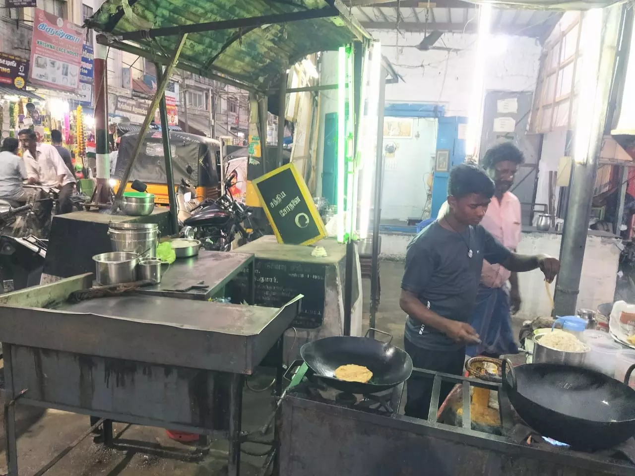 ஆக்கிரமிப்பில் நினைவுச்சின்னம் ஆக்கிரமிப்பில் நினைவுச்சின்னம்