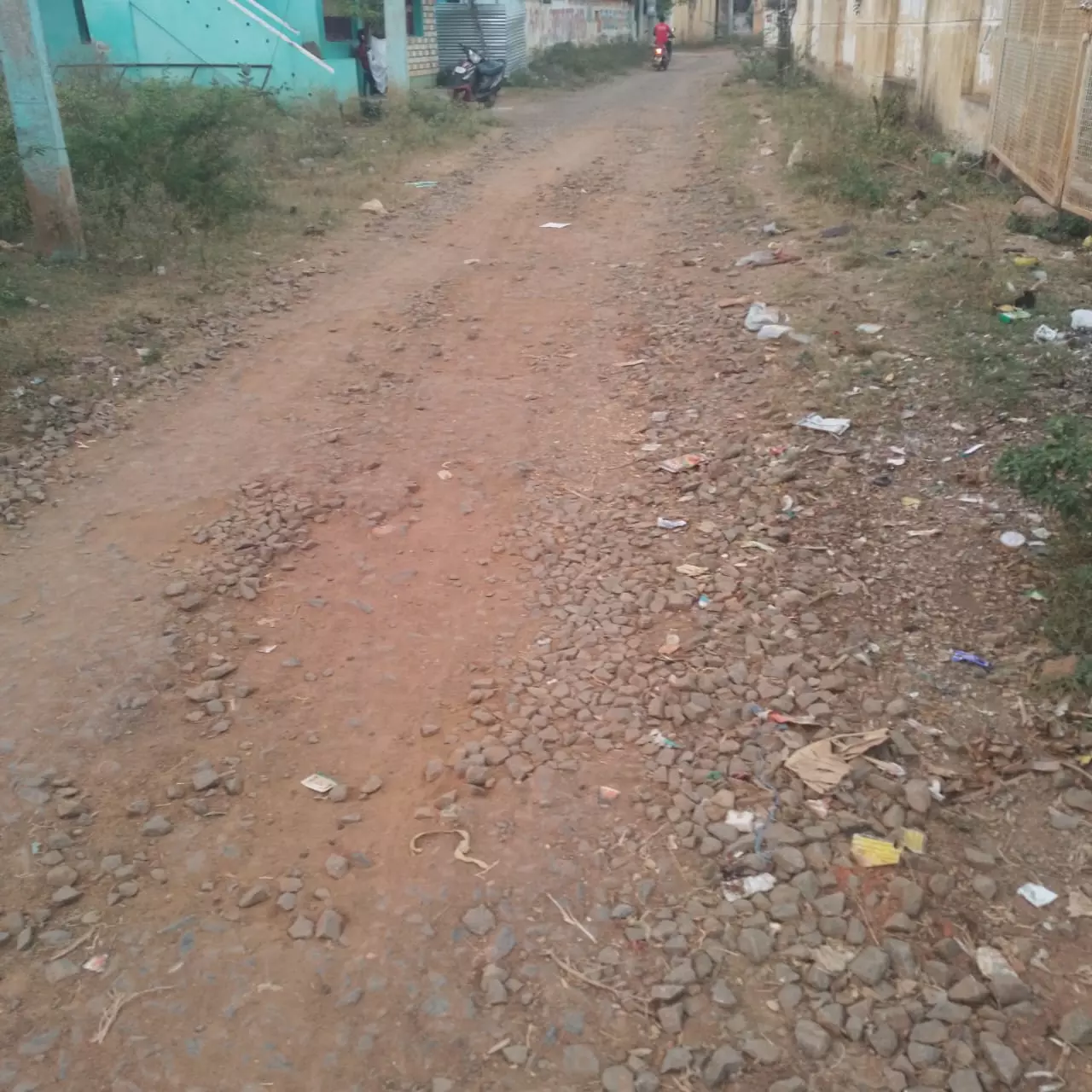 குண்டும், குழியுமாக சாலை