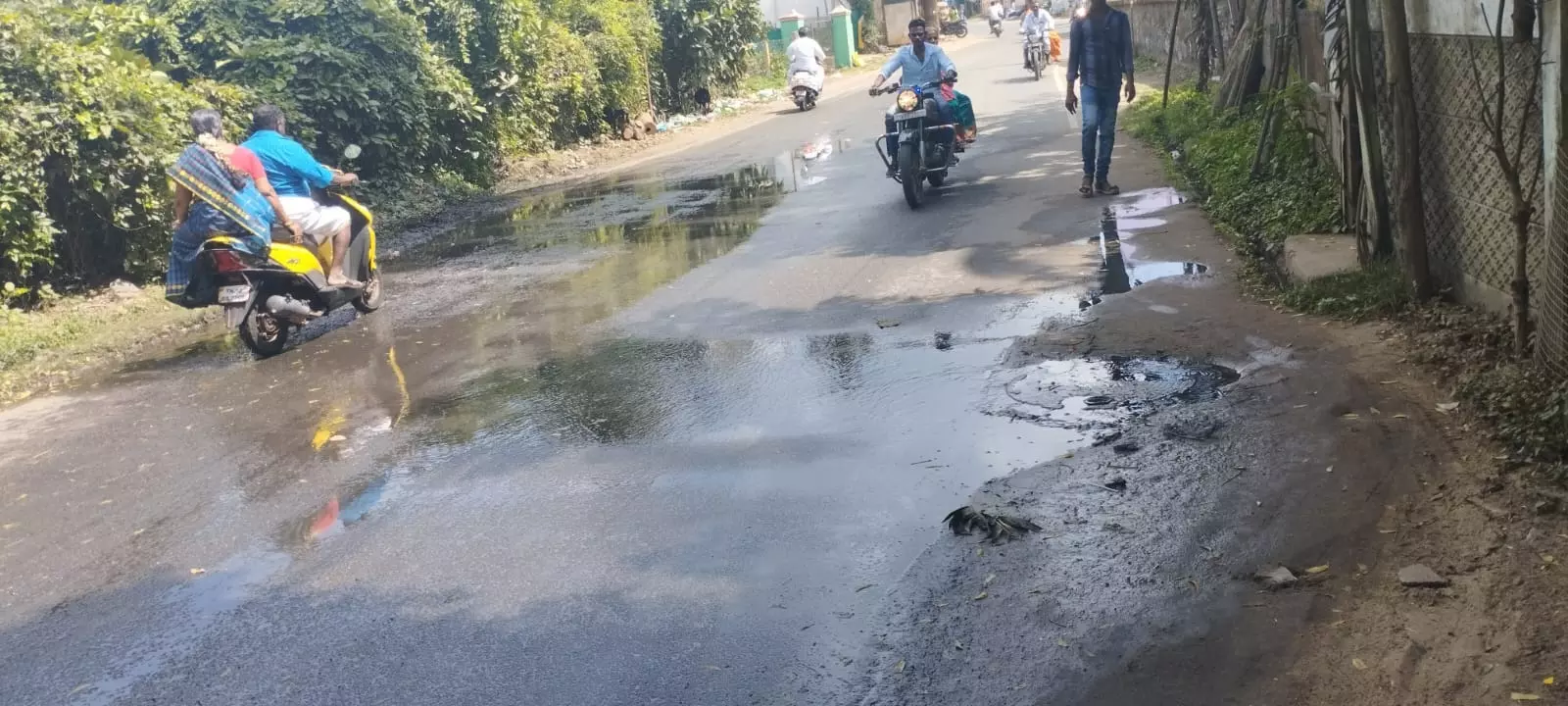 சாலையில் பெருக்கெடுத்த கழிவுநீர்