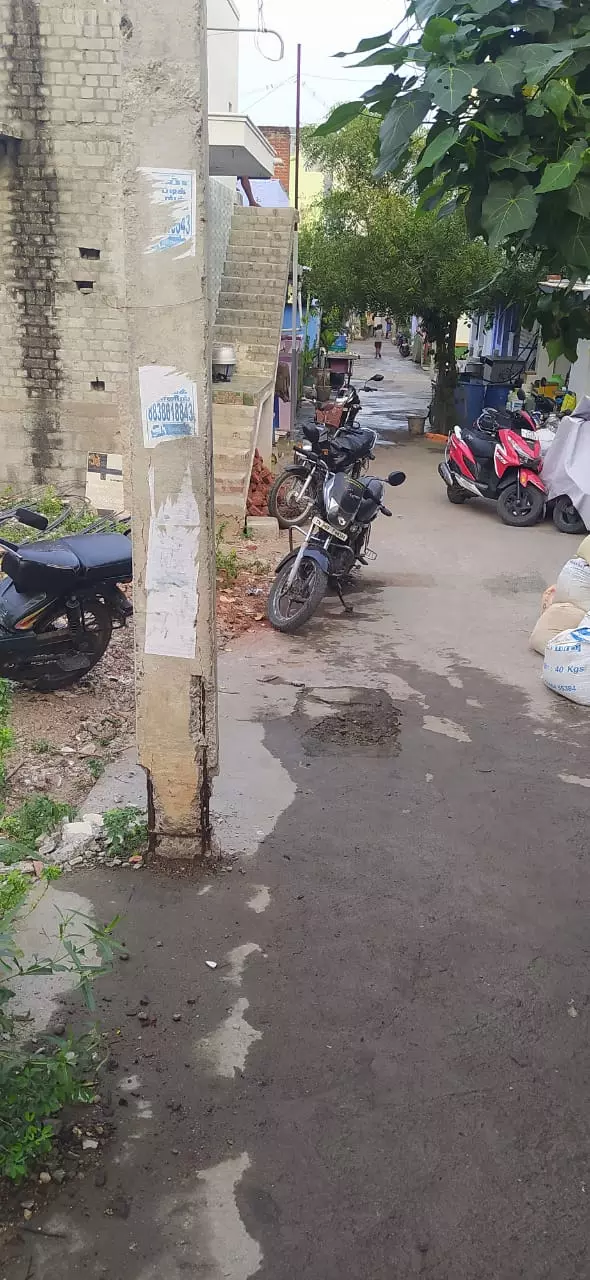 சேதமடைந்த மின்கம்பம்