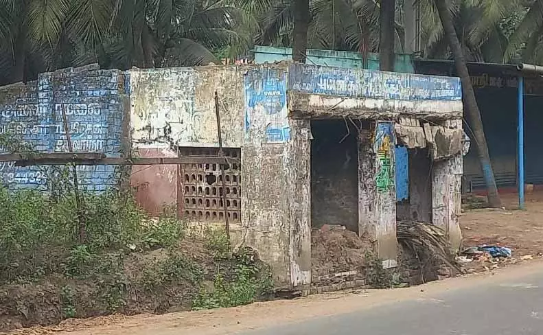 பஸ் நிறுத்தம் சீரமைக்கப்படுமா?