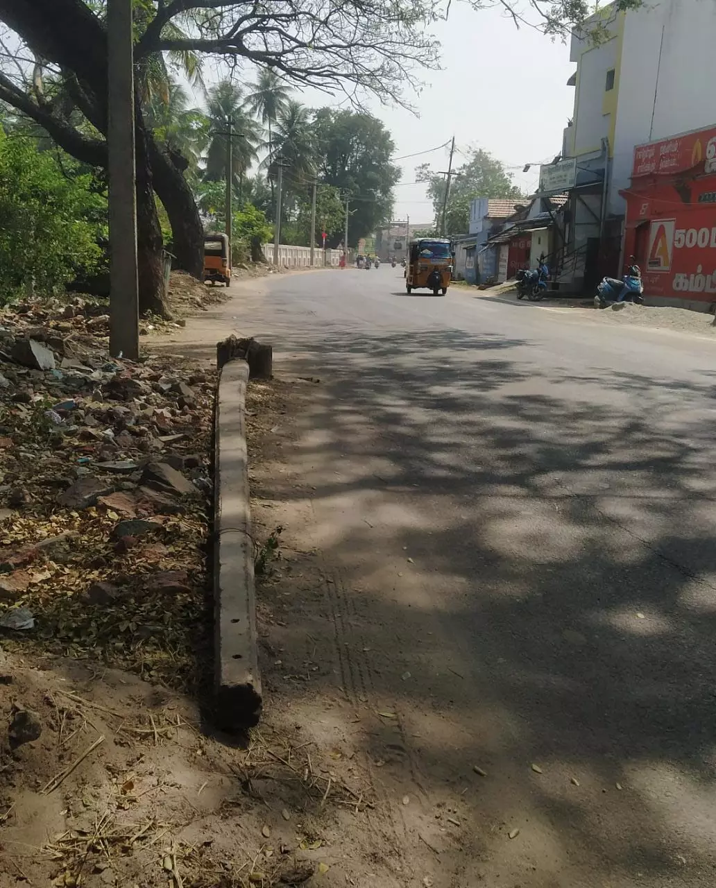 போக்குவரத்து இடையூறான மின்கம்பம்