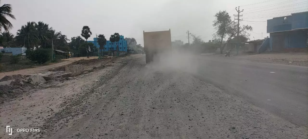 புழுதி பறக்கும் சாலை